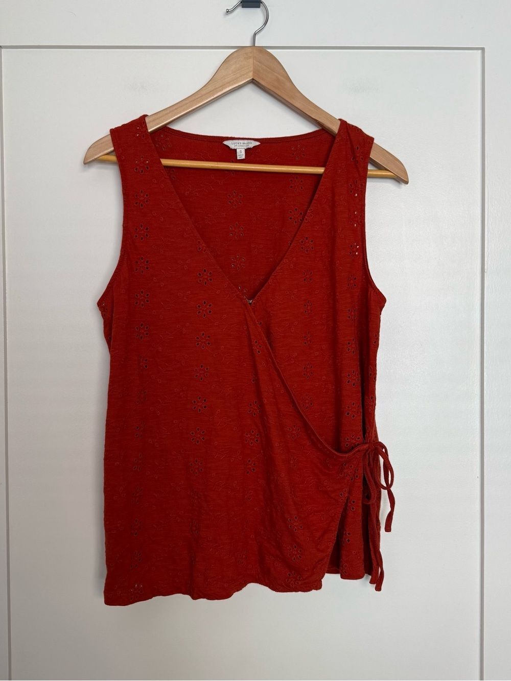 Lucky Brand Wrap Blouse Sz S Red Eyelet Embroidered Sleeveless Boho Resort